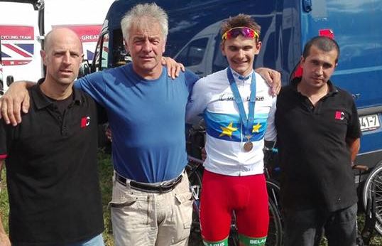 Aleksandr Riabushenko con Olivano Locatelli e lo staff del Team Palazzago