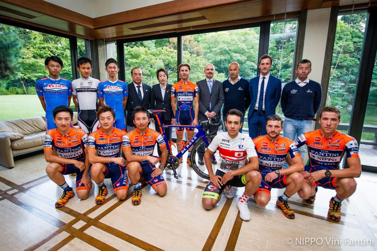 Foto istituzionale all'Amabsciata italiana di Tokyo