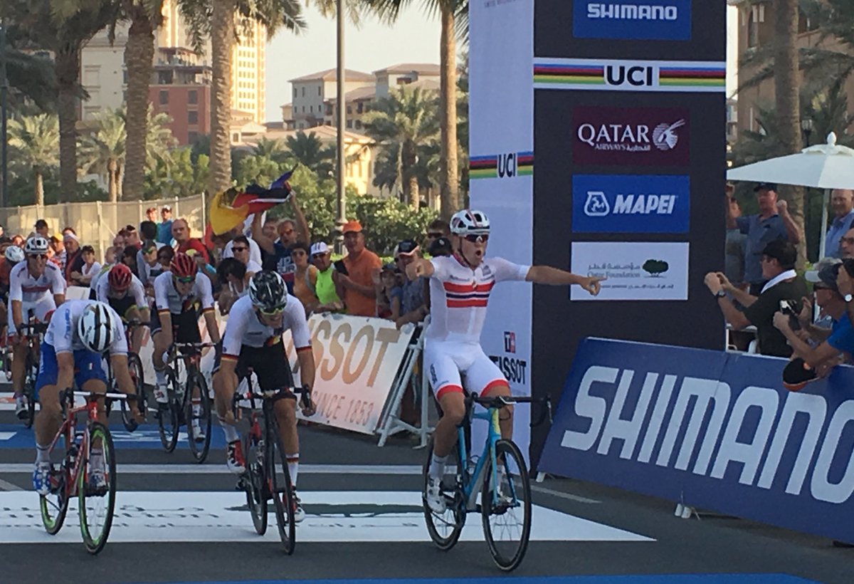 La volata vincente del norvegese Kristoffer Halvorsen