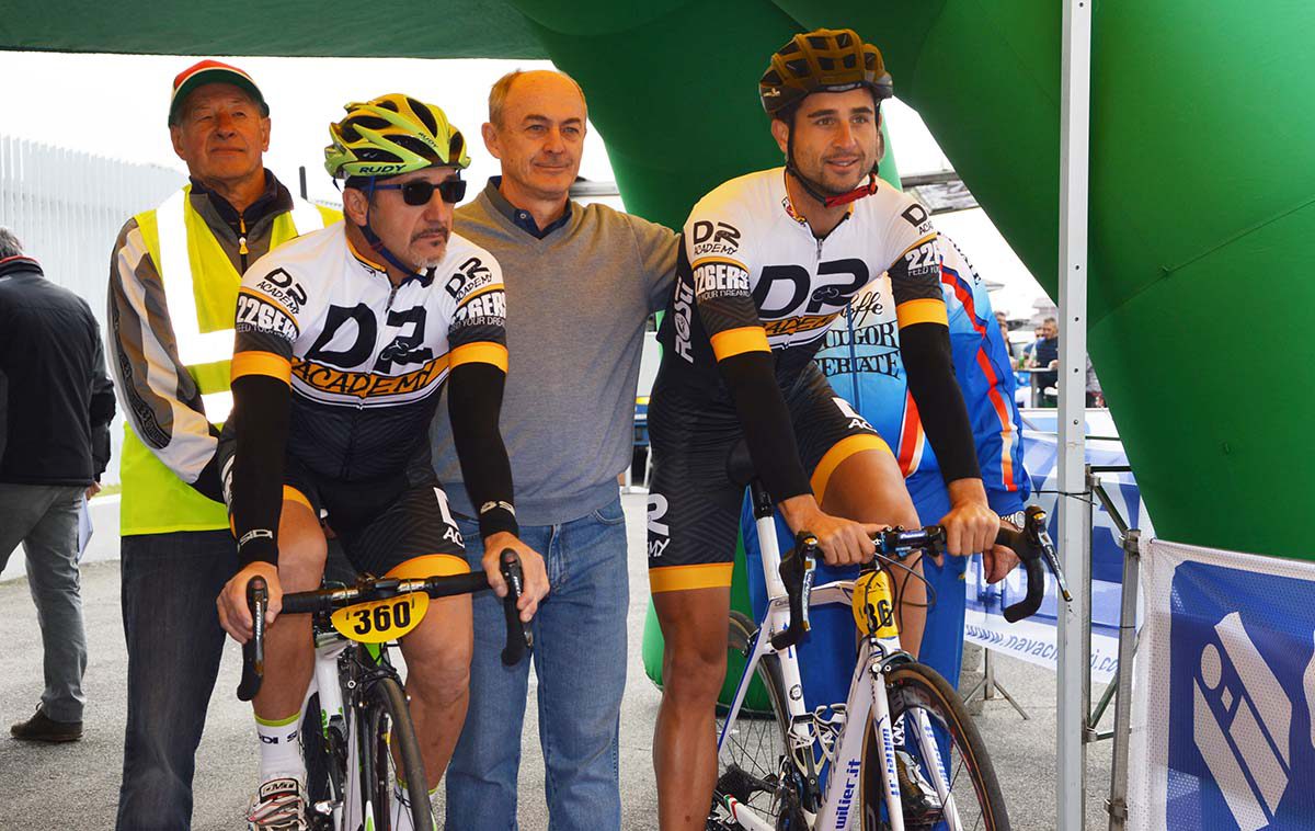 Adriano Nava posa alla partenza con il professionista Daniele Ratto