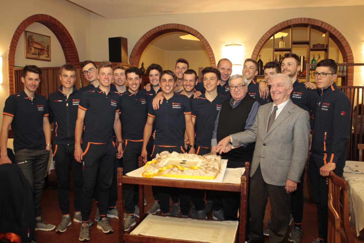 Il gruppo della Unieuro Wilier Trevigiani con il presidente Barzi