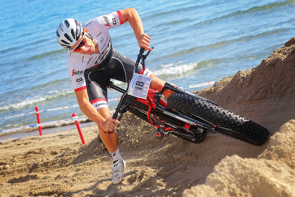 Il professionista della strada Niccolò Bonifazio in azione sulla Fat Bike