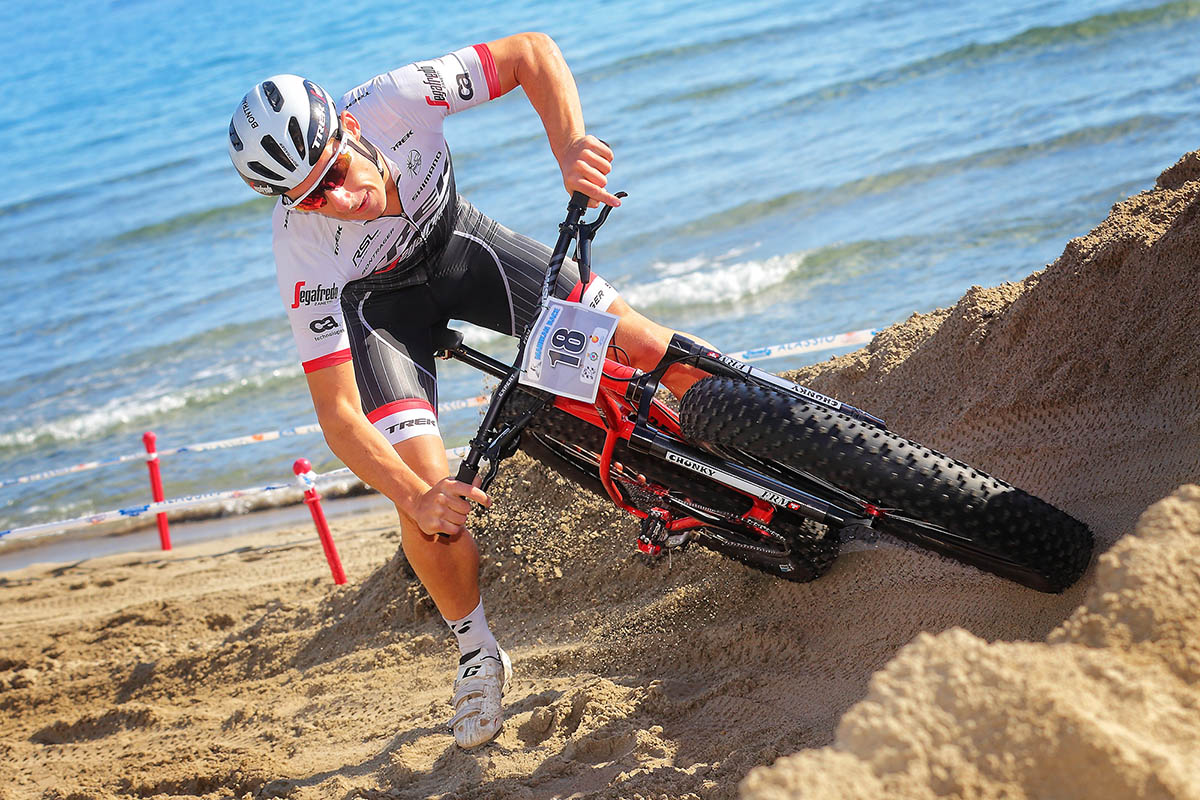 Il professionista della strada Niccolò Bonifazio in azione sulla Fat Bike