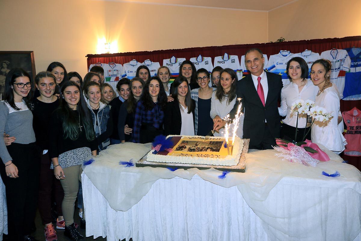 Le ragazze della Valcar-PBM ed il presidente Valentino Villa al taglio della torta