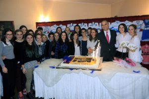 Le ragazze della Valcar-PBM ed il presidente Valentino Villa al taglio della torta