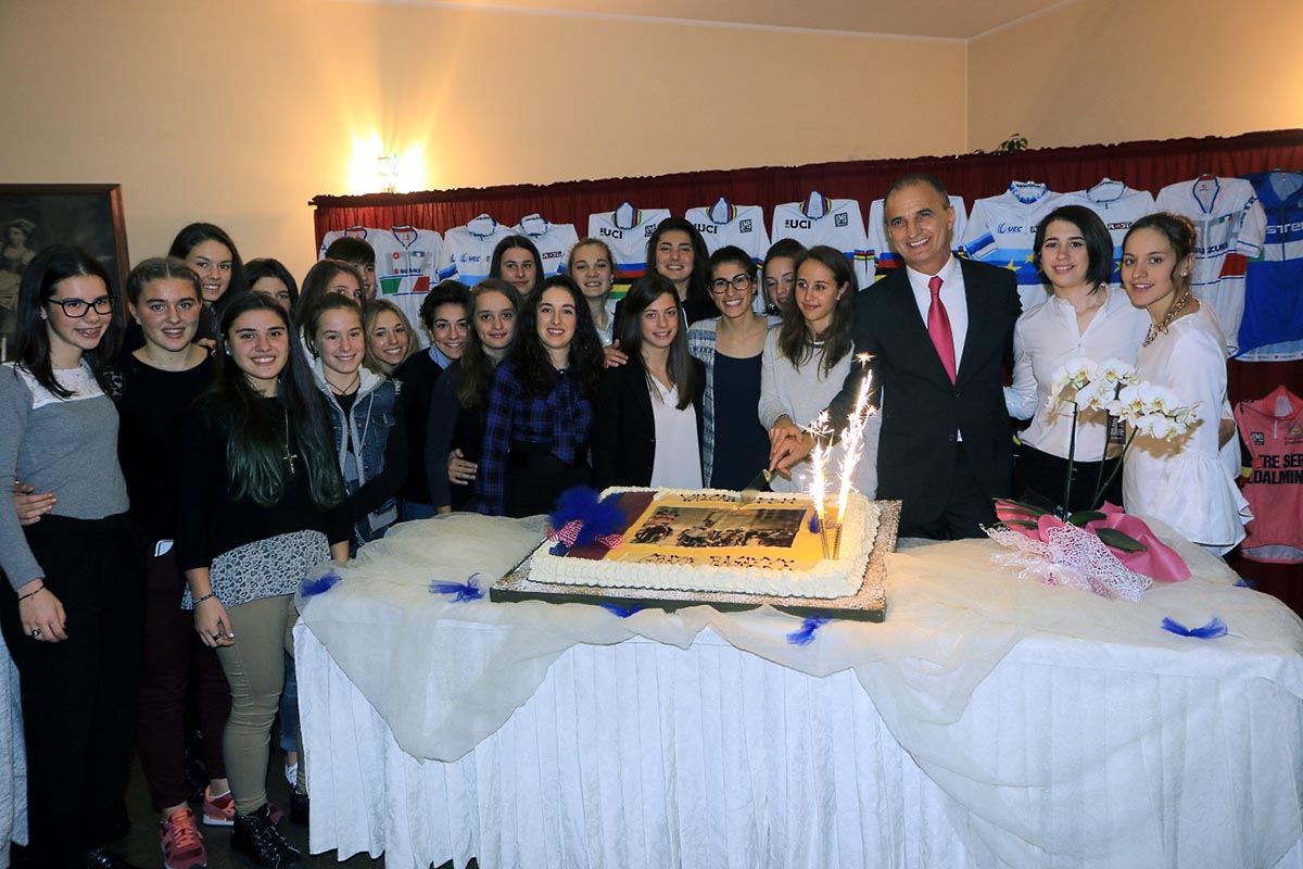 Le ragazze della Valcar-PBM ed il presidente Valentino Villa al taglio della torta