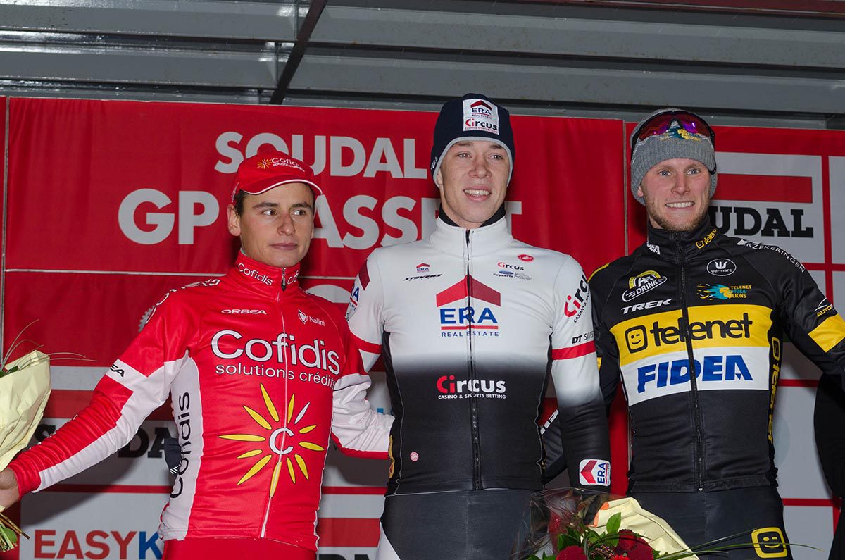 Laurens Sweeck sul podio del Gp Hasselt con Clement Venturini e Corne van Kessel