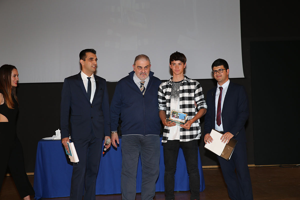 Maurizio Giovannella premia Alessandro Covi