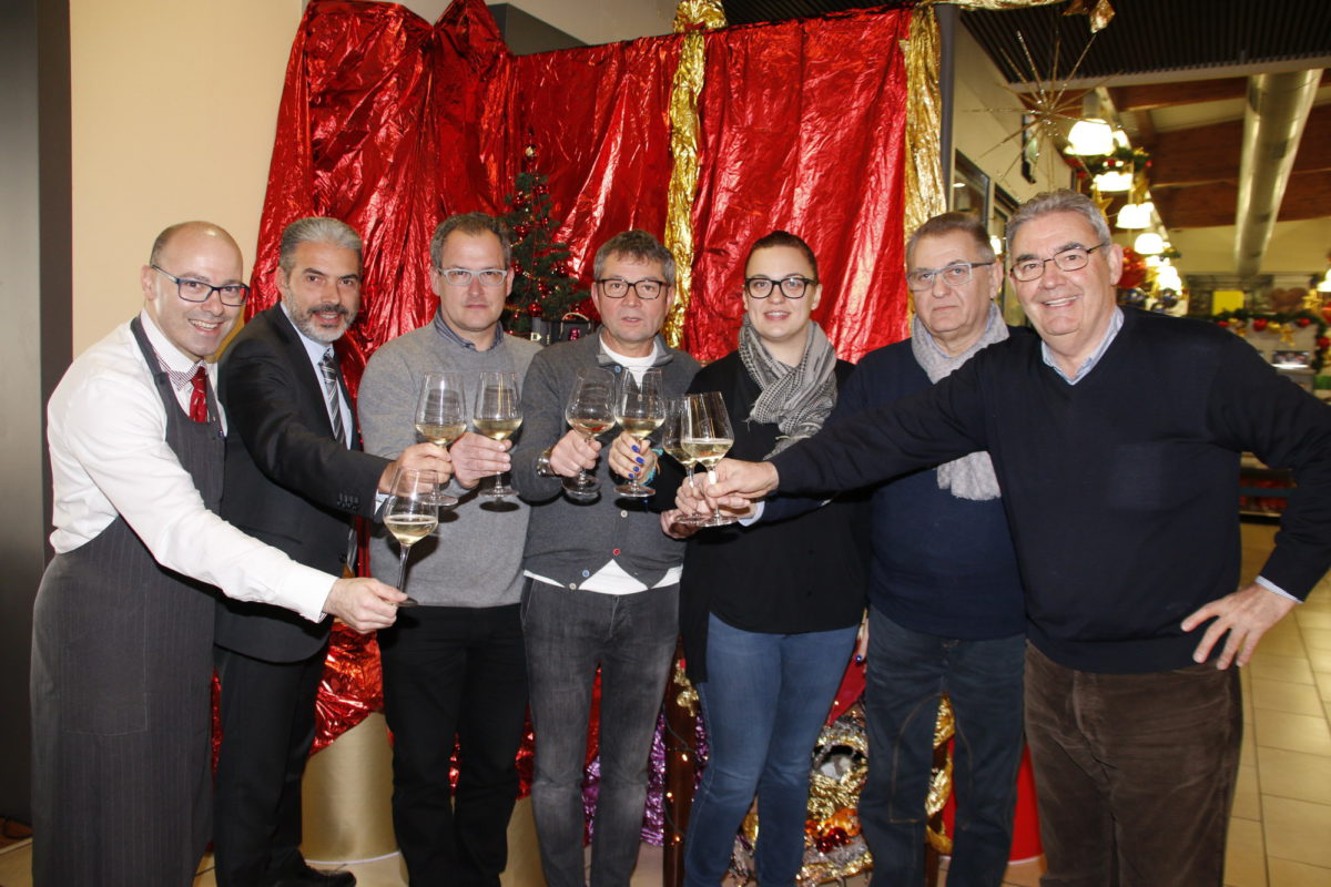 Il presidente del Gs Cadidavid Roberta Cailotto con gli sponsor