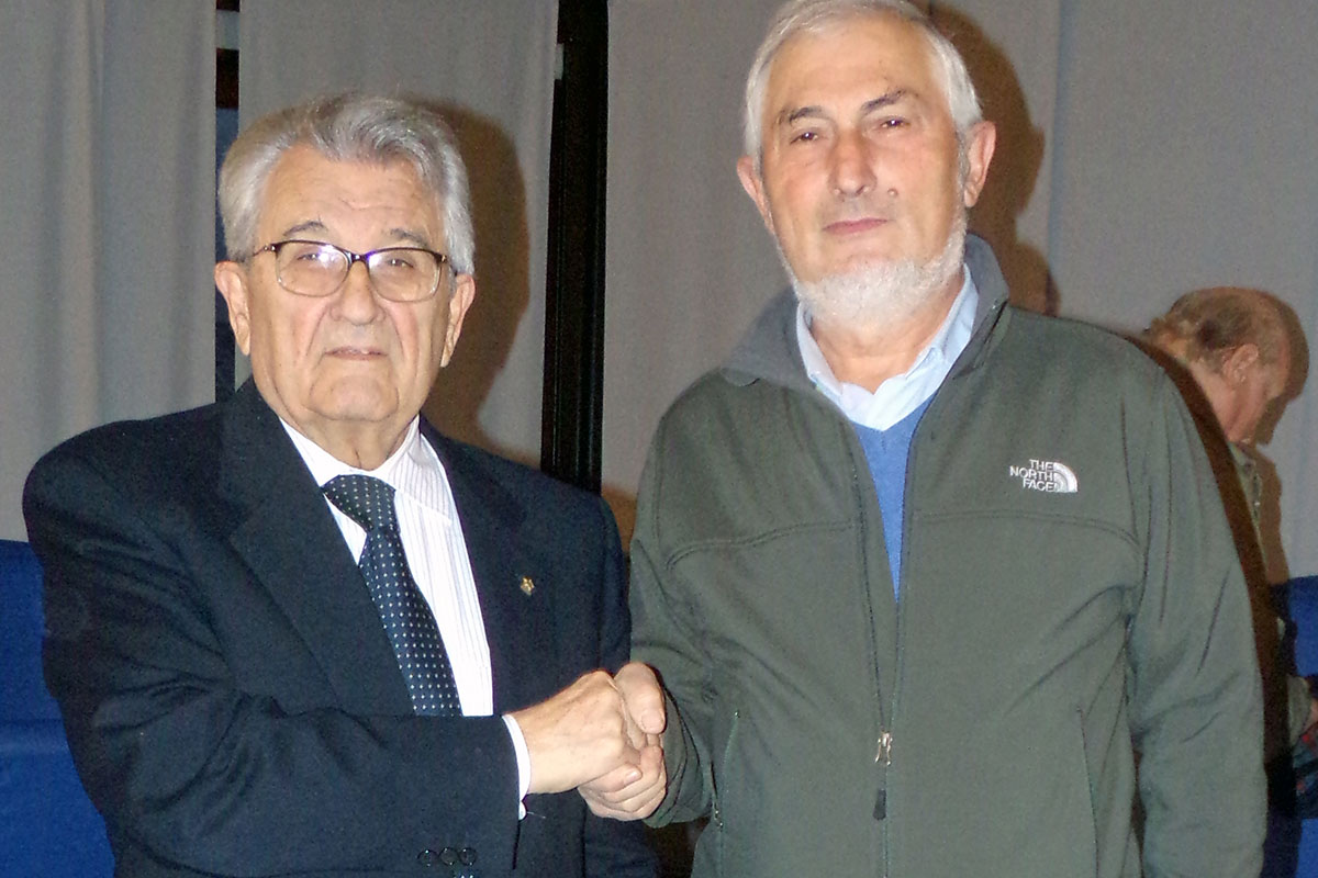 La stretta di mano tra i due candidati presidenti Carlesso e Michieletto