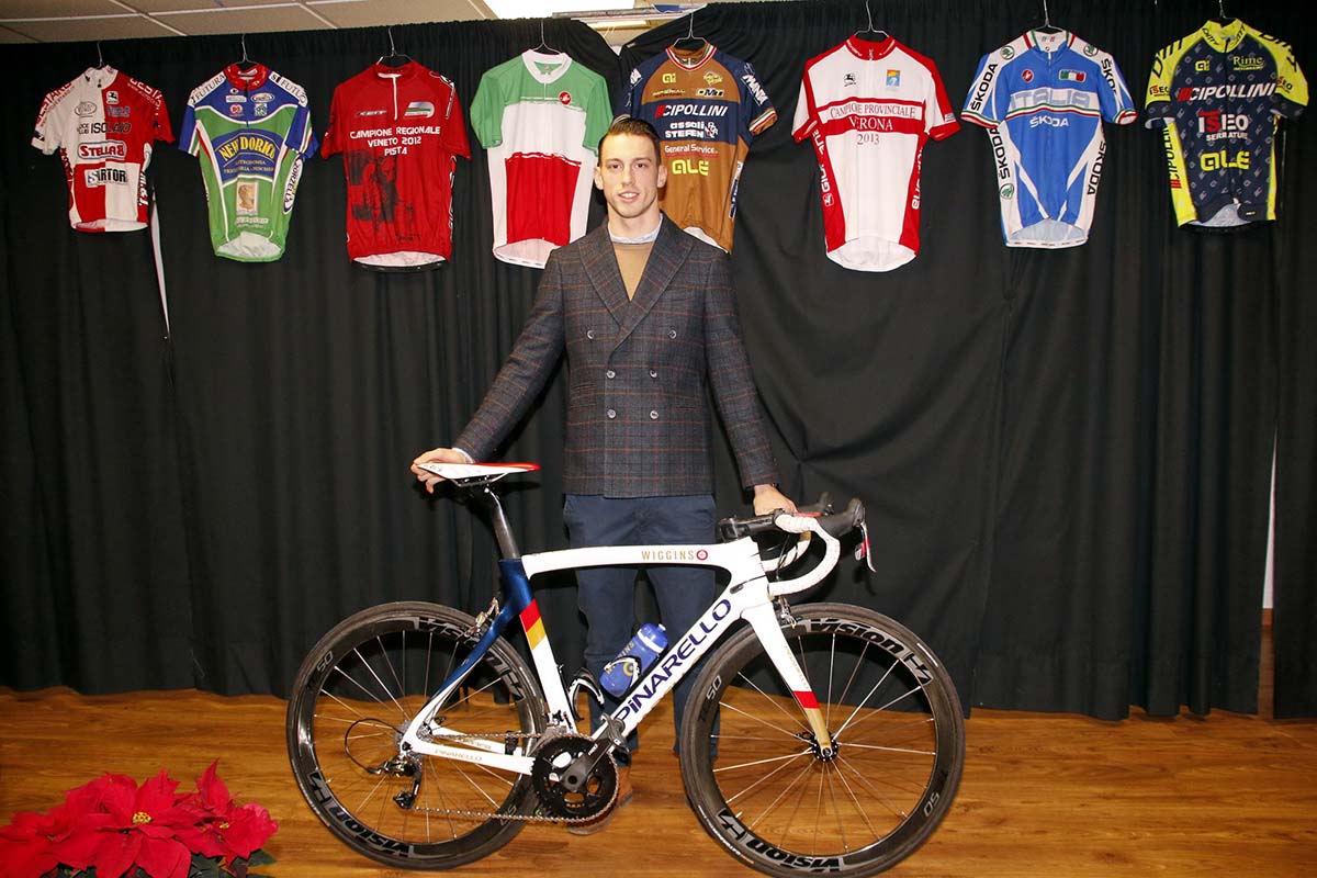 Leonardo Fedrigo con la sua nuova bici Pinarello e le maglie che hanno caratterizzato la sua carriera