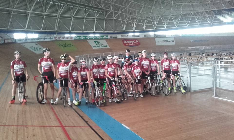 I ragazzi del Pedale Ossolano posano con Filippo Ganna