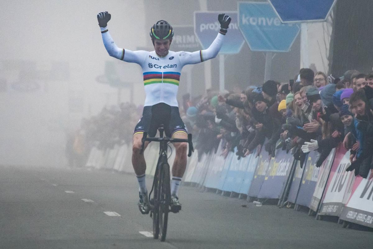 La vittoria dell'iridato Wout Van Aert all'Azencross 2017