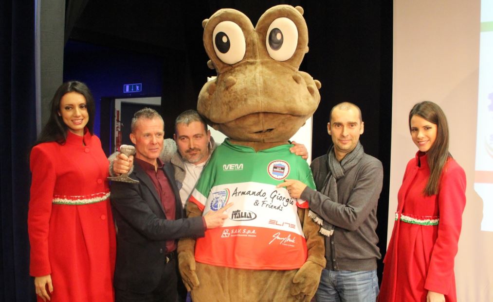 Da sinistra: Daniele Pontoni, il leader dell'organizzazione dei Campionati Italiani di ciclocross 2017 Mauro Zamprogna e Luca Bramati con Bufo Bufo, la mascotte della rassegna tricolore