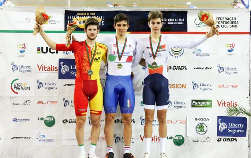 Stefano Moro sul podio da vincitore dello Scratch maschile ad Anadia