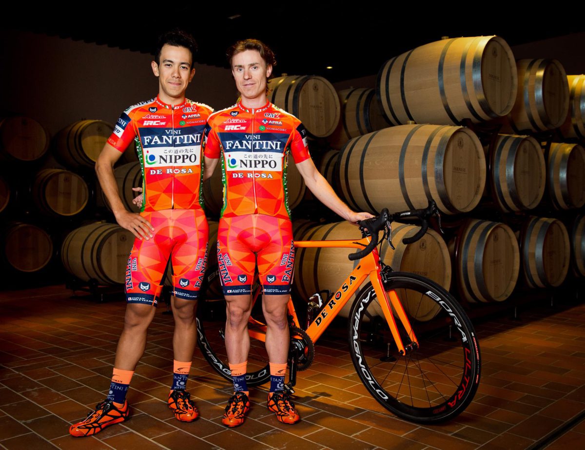 Damiano Cunego e Marino Kobayashi mostrano la nuova maglia della Nippo Vini Fantini