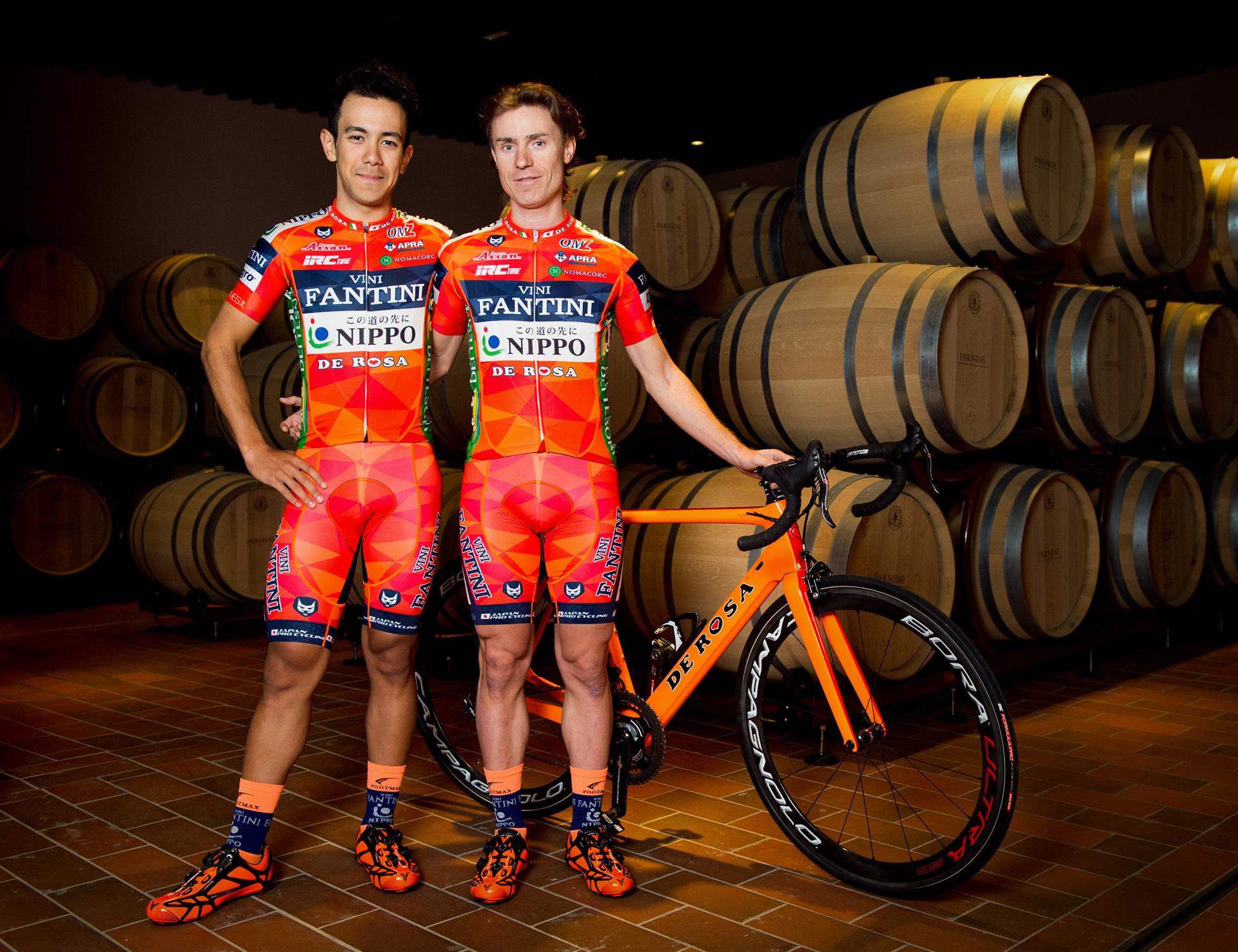 Damiano Cunego e Marino Kobayashi mostrano la nuova maglia della Nippo Vini Fantini