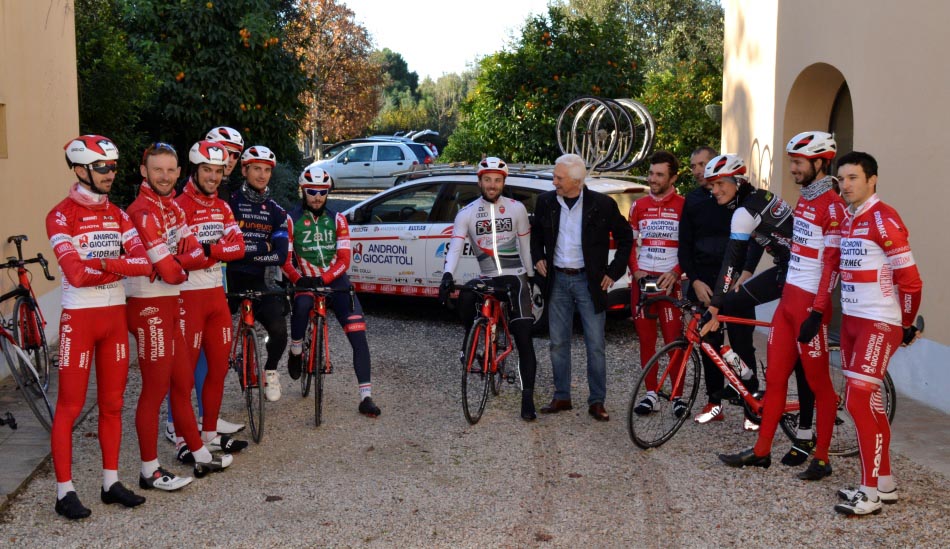 I ragazzi della Androni Sidermec 2017 con Gianni Savio in ritiro