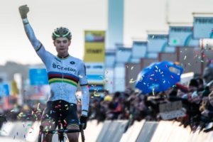 Wout Van Aert vince la gara Elite dei Coppa del Mondo Ciclocross a Zolder