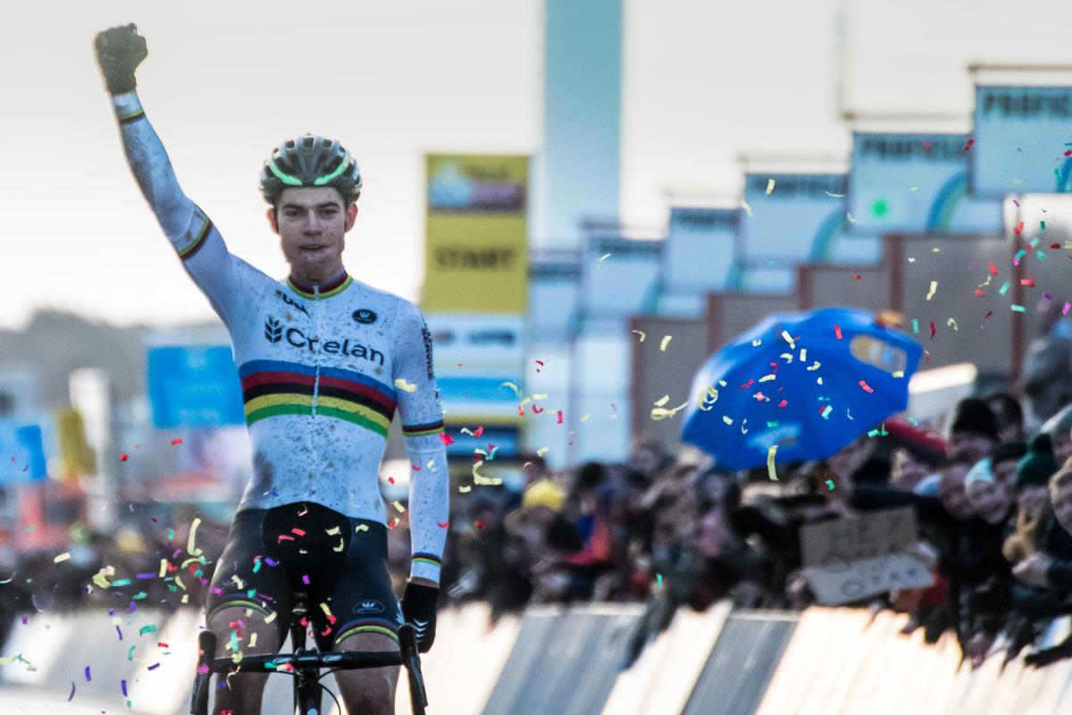 Wout Van Aert vince la gara Elite dei Coppa del Mondo Ciclocross a Zolder