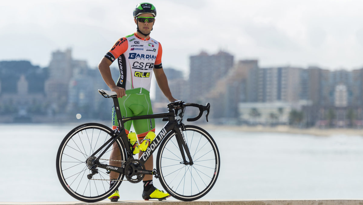 Il neoprò della Bardiani-CSF Vincenzo Albanese con il nuovo kit e la MCipollini NK1K