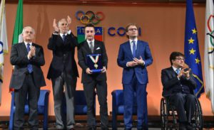 La premiazione del campione olimpico Elia Viviani