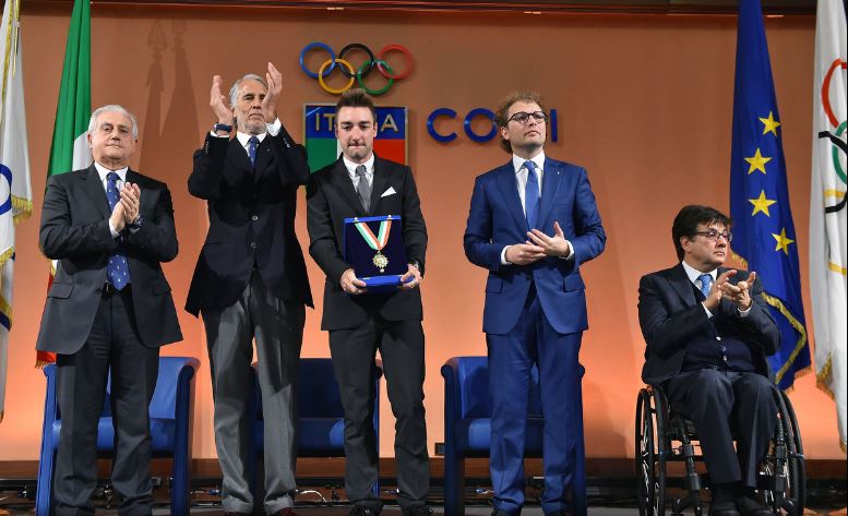 La premiazione del campione olimpico Elia Viviani