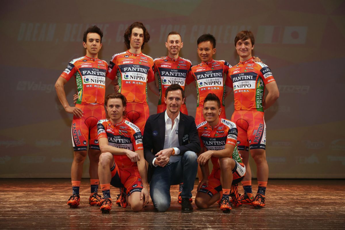 Il General Manager della Nippo Fantini Francesco Pelosi con alcuni dei suoi ragazzi