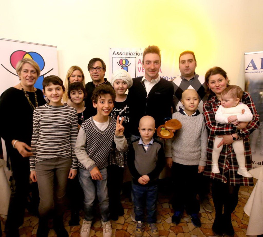 Elia Viviani incontra i bambini di ABEO