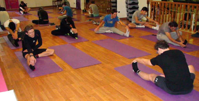 I ragazzi del Team UAE fanno esercizi in palestra