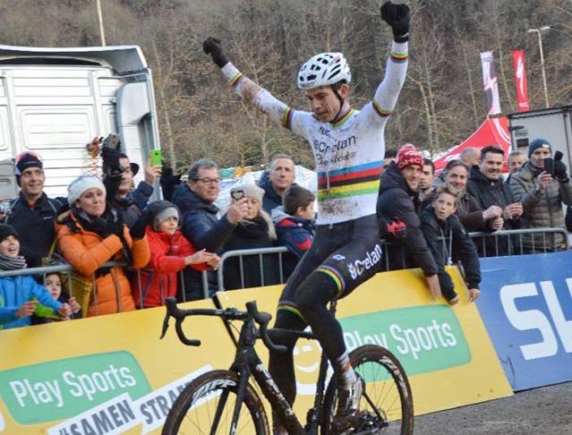 Wout Van Aert vince in maglia iridata a Fiuggi