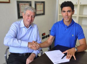 Marco Aurelio Fontana con Felice Gimondi dopo la firma del contratto