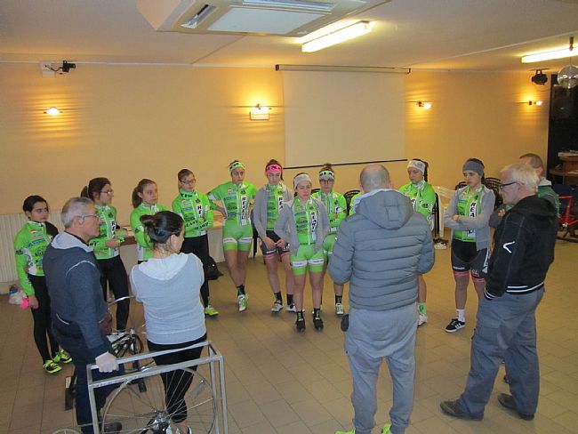 Le ragazze della Re Artù Factory Team al lavoro in ritiro