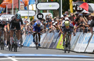 Lo spunto vincente di Caleb Ewan su Danny van Poppel nella prima tappa del Tour Down Under 2017
