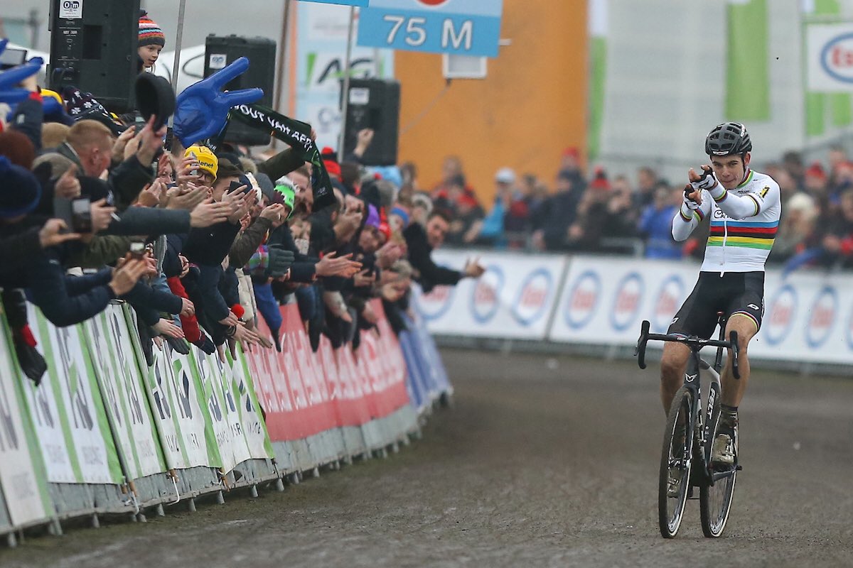 Il campione del mondo Wout Van Aert vince il campionato belga di ciclocross