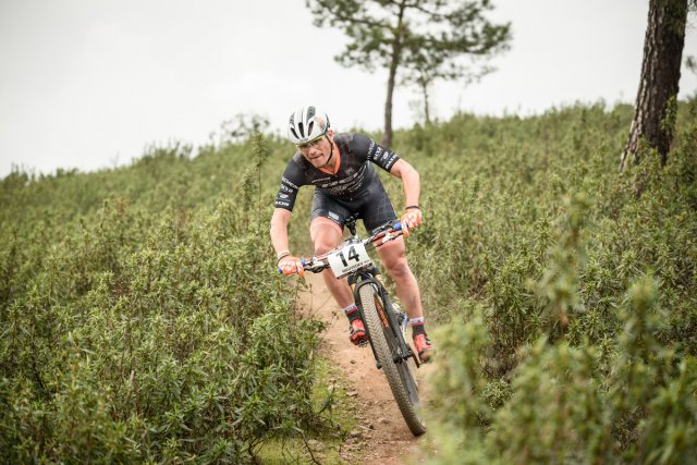 Alexey Medvedev in azione all'Andalucia Bike Race