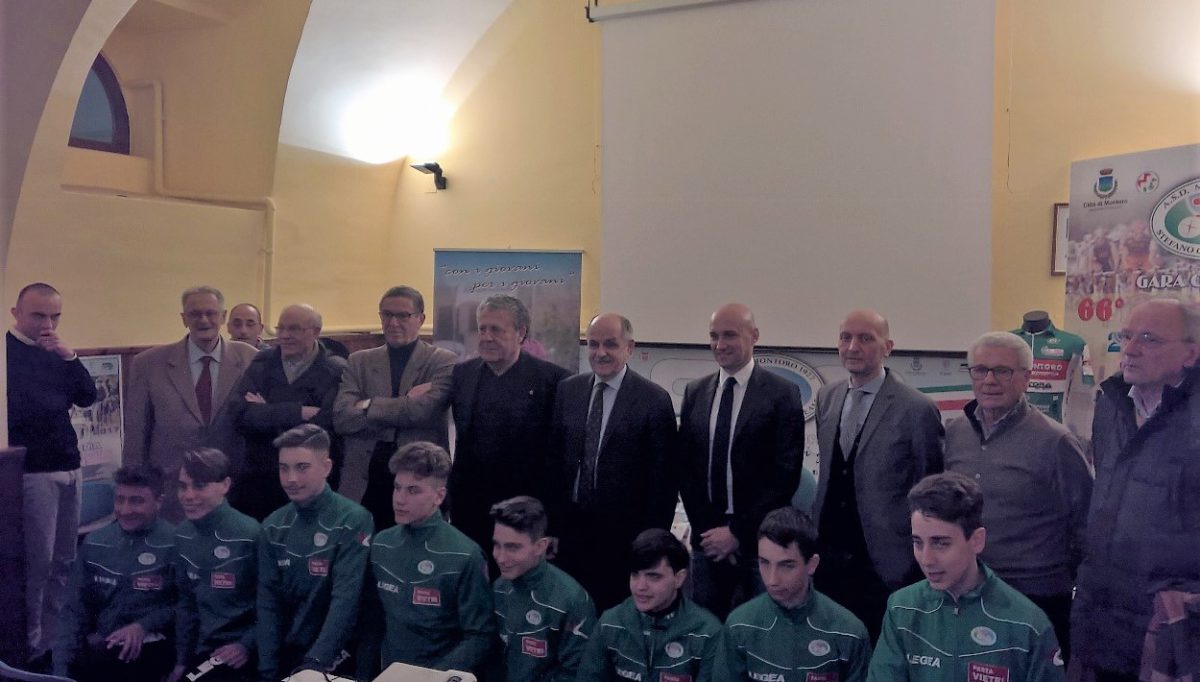 Foto di gruppo alla presentazione dell'As Montoro