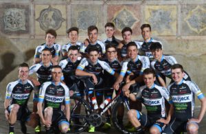 I ragazzi Under 23 del Team Colpack 2017 con la nuova bici nell'Aula Picta
