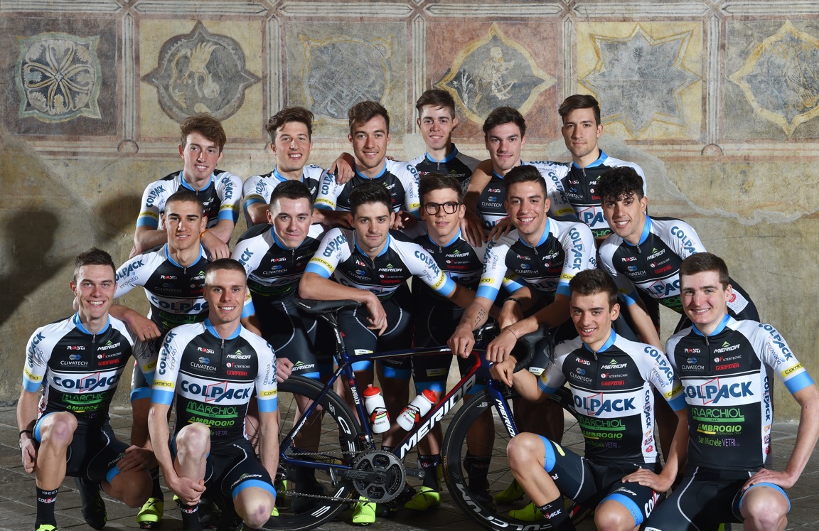 I ragazzi Under 23 del Team Colpack 2017 con la nuova bici nell'Aula Picta