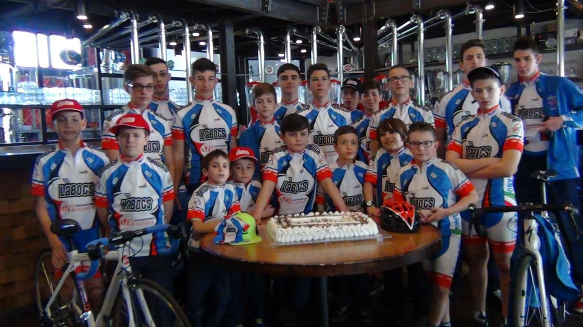 I ragazzi dell'Uc Pessano 2017 al taglio della torta