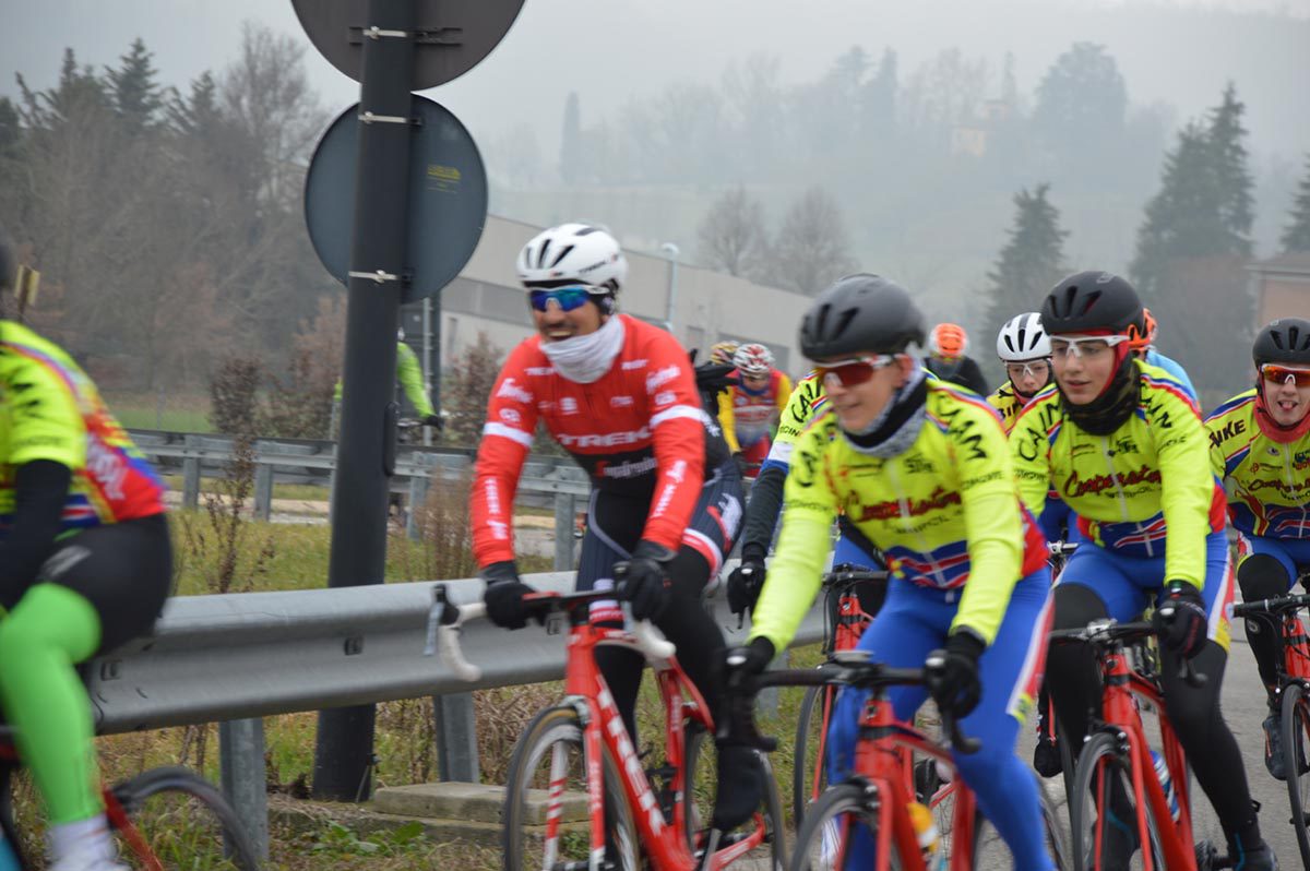 Alafaci pedala con i ragazzi Cooperatori Junior Team