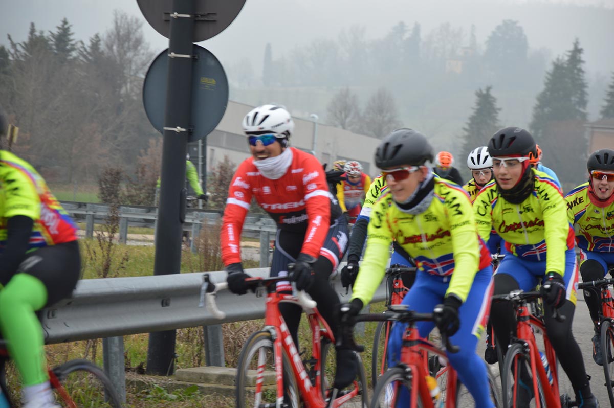 Alafaci pedala con i ragazzi Cooperatori Junior Team