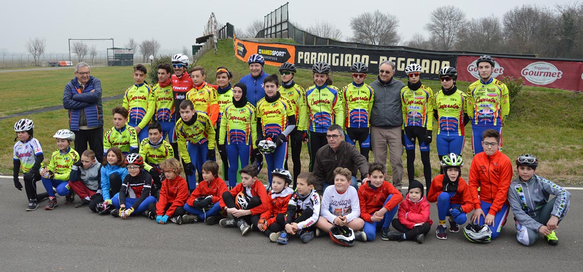 I ragazzi della Cooperatori Junior Team con Eugenio Alafaci