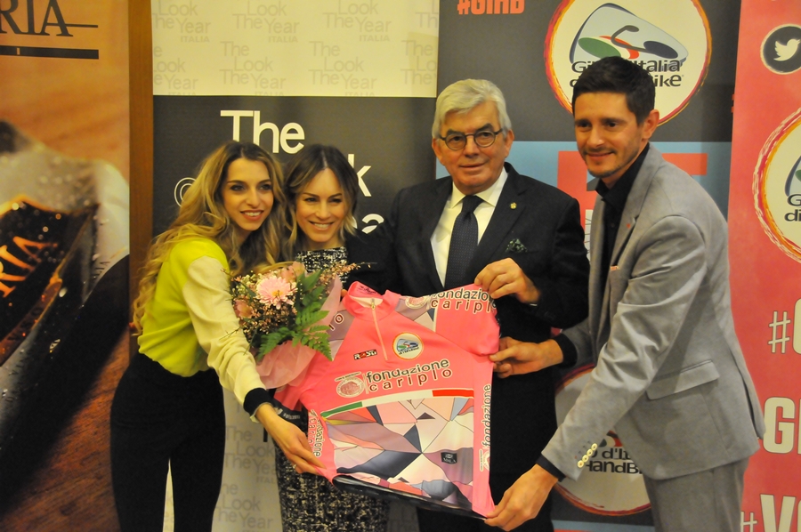 Mottola, Alexia, Ferrari e Leoni mostrano la nuova maglia rosa del Giro Handbike 2017