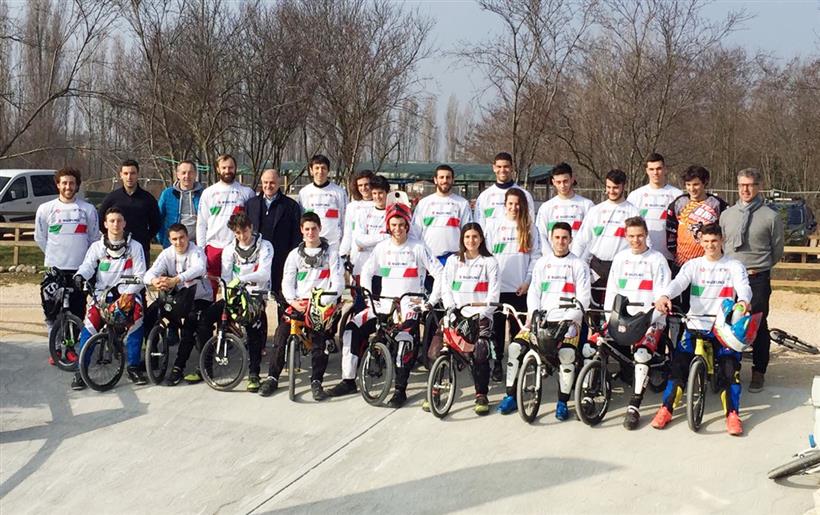 Gli azzurri del BMX con il presidente FCI Renato Di Rocco