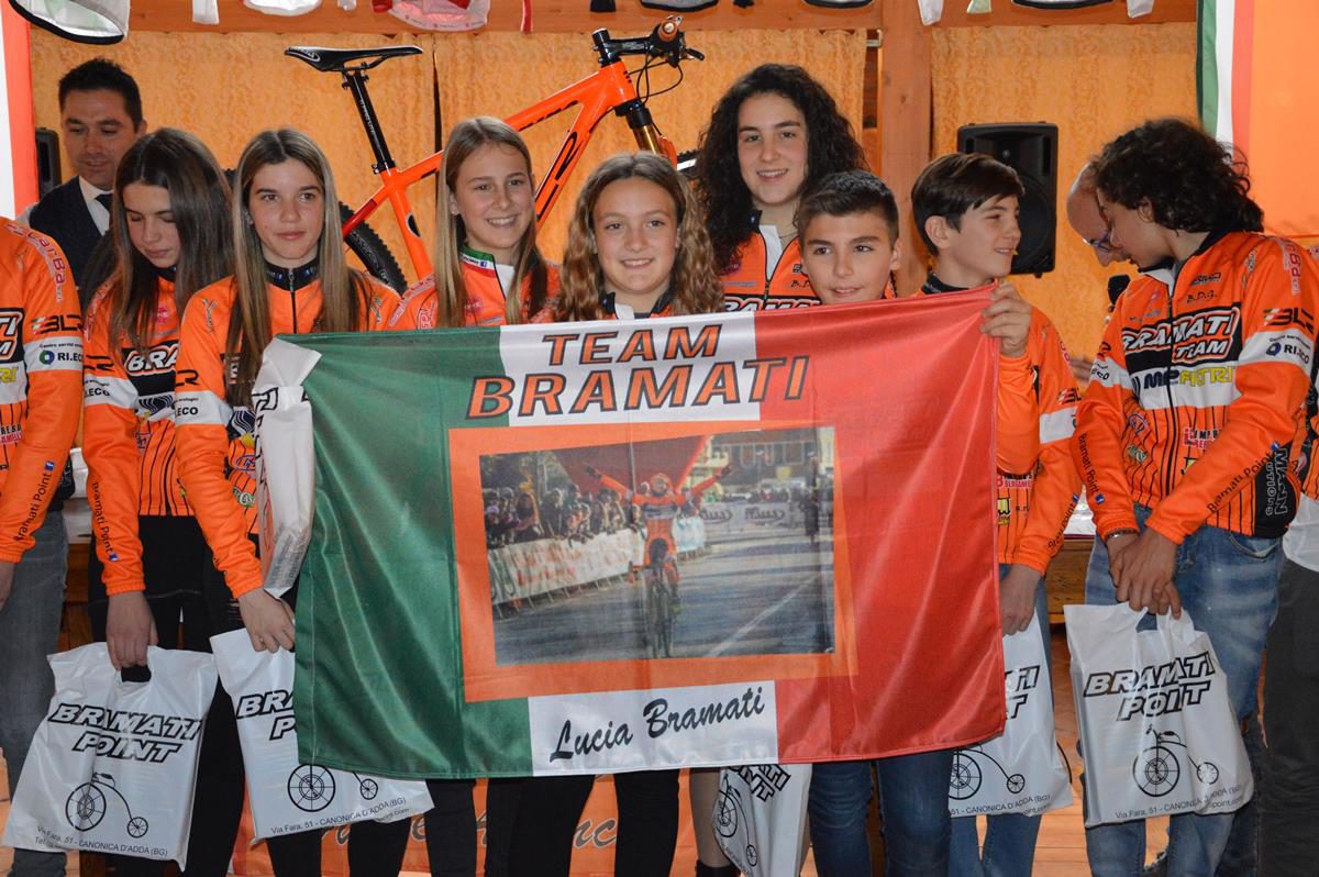 La bandiera personalizzata regalata a Lucia Bramati