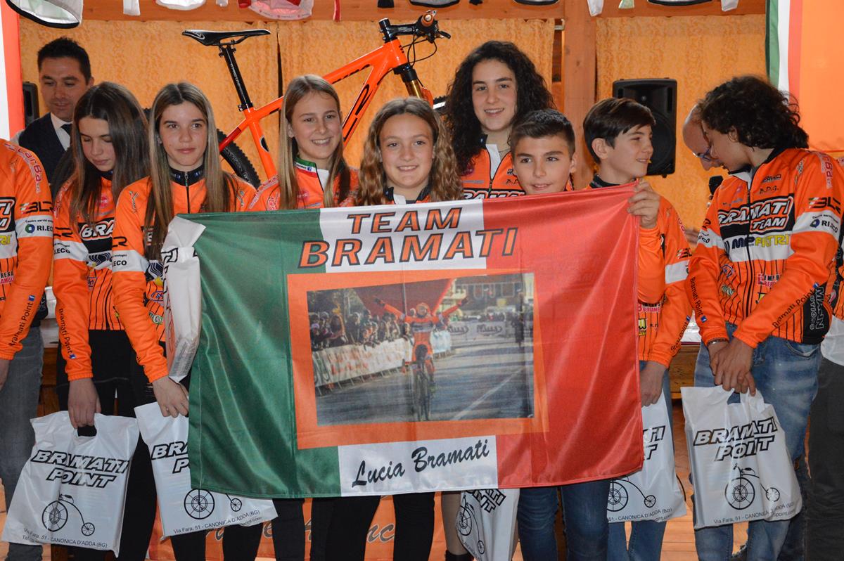 La bandiera personalizzata regalata a Lucia Bramati