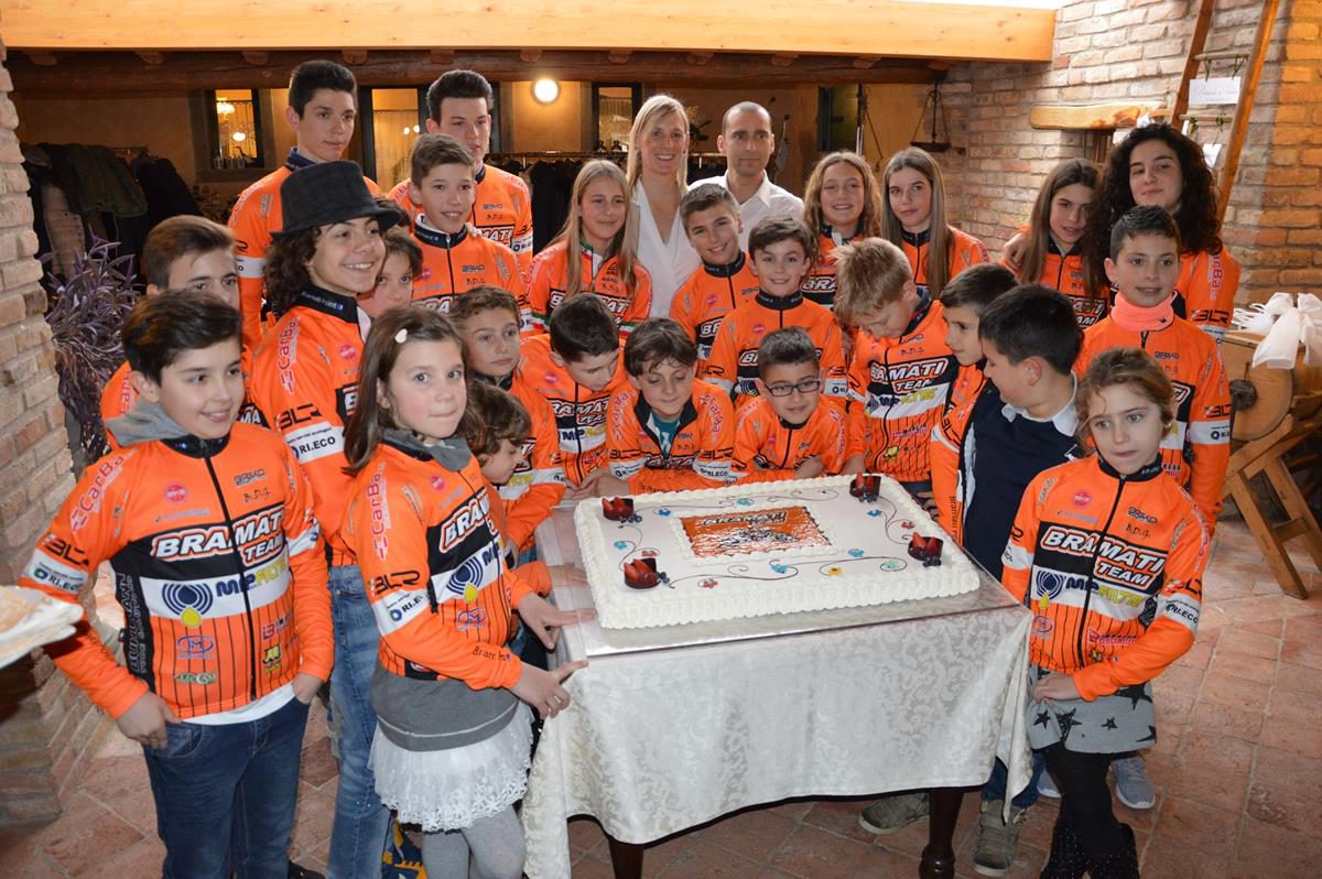 Il ragazzi del Team Bramati con la torta personalizzata