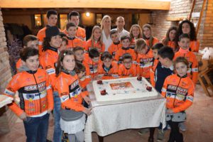 Il ragazzi del Team Bramati con la torta personalizzata