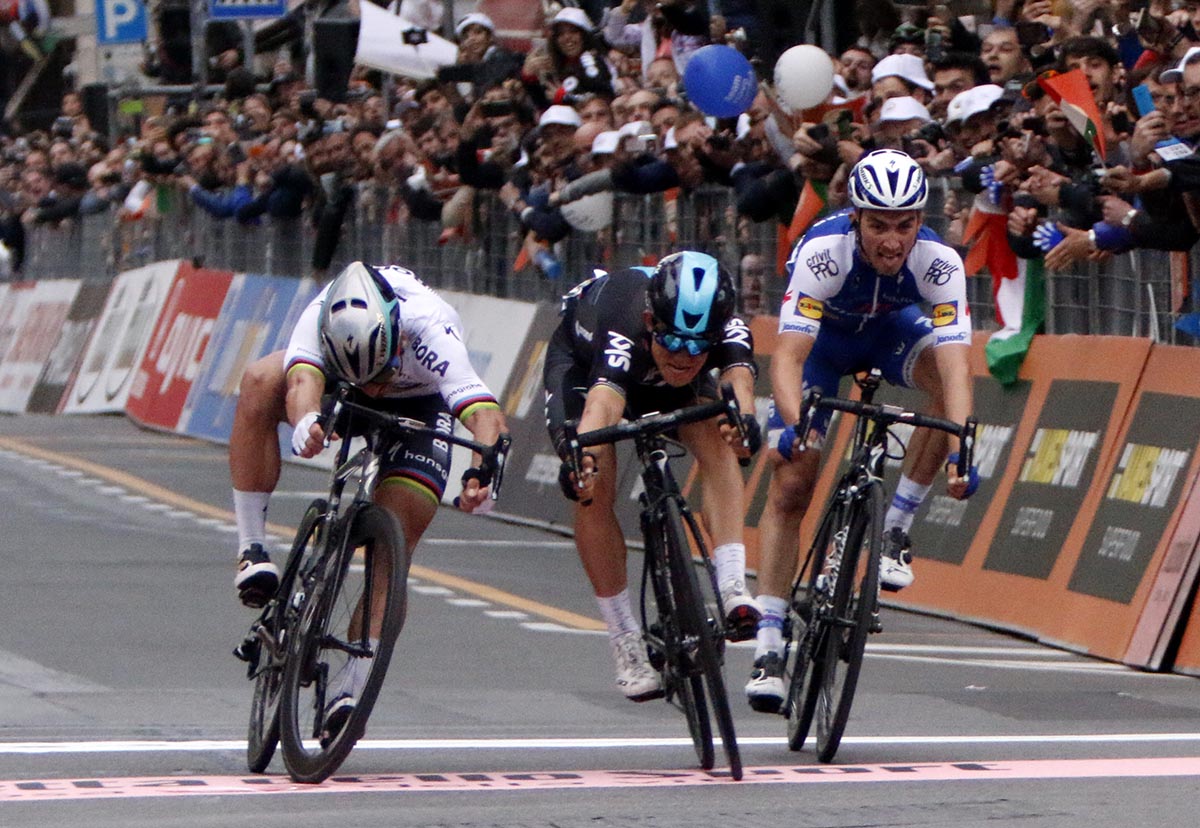 Michal Kwiatkowski batte Peter Sagan sul traguardo della Milano-Sanremo 2017